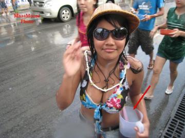 タイの水掛祭りは美女がびしょびしょ♪
