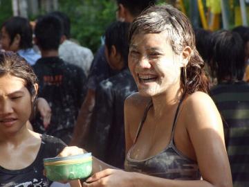 タイの水掛祭りは美女がびしょびしょ♪