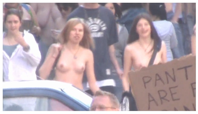 美しい女性たちが「自由にトップレスさせろ」とおっぱいを晒して抗議デモ