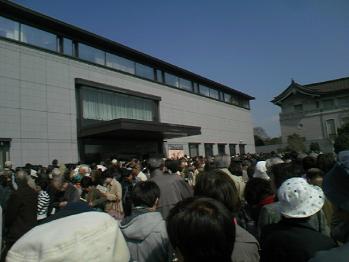 東京国立博物館・平成館前の行列